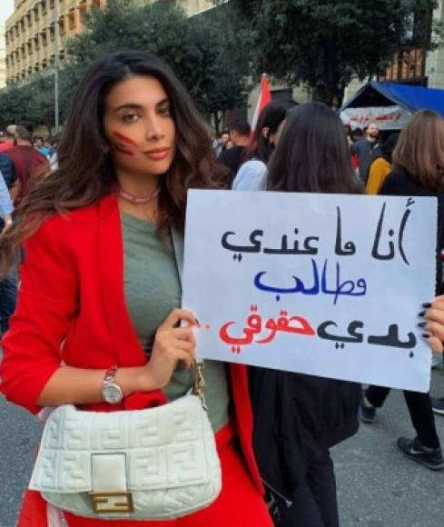 En las protestas se han unido mujeres de todos los extractos sociales, es el caso de Paola ElSitt, una diseñadora de moda y belleza libanesa.