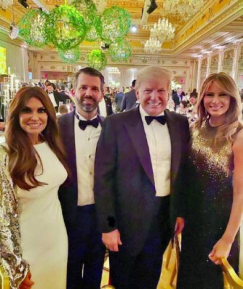 El hijo mayor del presidente, Donald Trump Jr. también asistió junto a la cena con su novia, la periodista Kimberly Guifoyle.