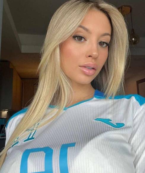 En su cuenta oficial de Instagram, Valentina publicó la imagen en donde aparece portando con mucho orgullo la camiseta de la selección Nacional de Honduras.