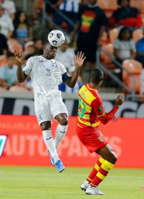 El capitán catracho Maynor Figueroa despejando el balón con la cabeza.