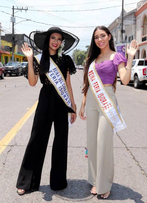 Kiara Zablah, reina del Carnaval y Angie Torres reina de la Feria saludan a todos los turistas que lleguen a La Ceiba.