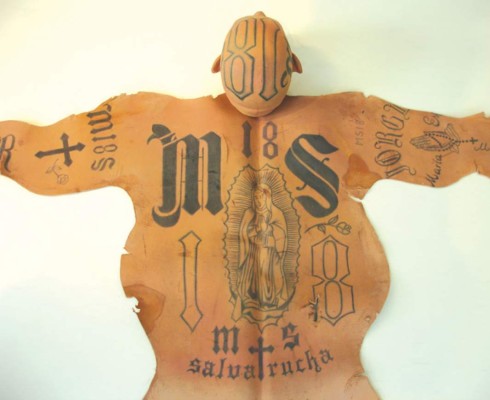 Crean alfombras a la imagen y semejanza de pandilleros