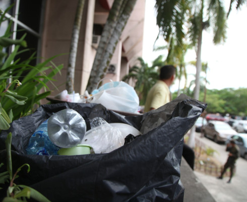 Con plantón general muestran calamidad en el hospital Mario Rivas