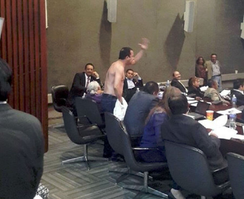 Diputado hondureño se quita camisa en debate en el Congreso