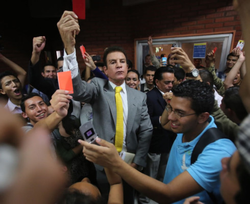 Foro termina en zafarrancho entre Nasralla y Andrés Pavón