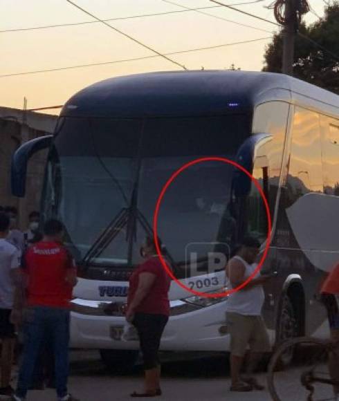 Futbolista del Olimpia se puso de chofer en el autobús del equipo después del partido. Se trata de Eddie Hernández, quien fue fotografiado así antes del regreso del plantel a Tegucigalpa.