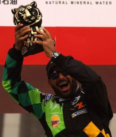 RALLY. Un ganador extremo. El piloto del Peugeot Sport, Cyril Despres, cinco veces campeón del Dakar en motos, celebra su su victoria en el podio del Silk Way Rally en Beijing.