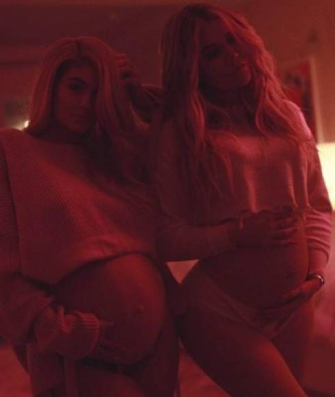 Tras la publicación del video, su hermana mayor Khloe, que también está esperando su primer hijo, publicó una imagen en la que ambas presumen sus embarazos en su cuenta de Instagram. 'Extrañaré crecer contigo', escribió Kardashian.