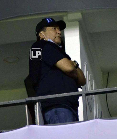 Hernán ‘Bolillo‘ Gómez, entrenador de la Selección de Honduras, reapareció en el palco del estadio Nacional para el partido Motagua-Marathón.