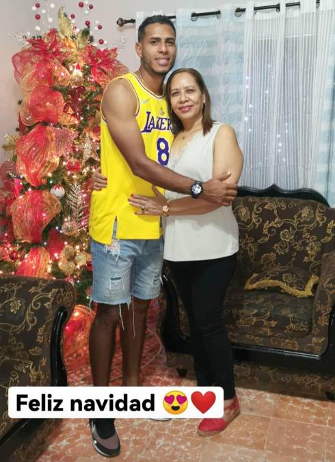 Eddie Hernández: El delantero del Motagua compartió esta fotografía de su adorada madre.