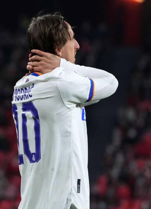 Luka Modric se lamenta por la eliminación del Real Madrid.
