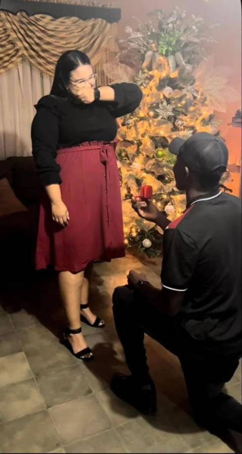 Wesly Decas - El futbolista del Motagua no quiso dejar pasar la oportunidad de la llegada del Año Nuevo para proponerle matrimonio a su novia y ella dio el “sí”.