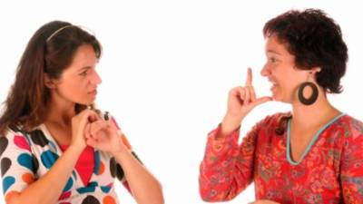 El lenguaje de señas es usado por las personas sordomudas para comunicarse.