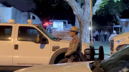 Durante la hora en la que la Policía esperó los refuerzos y no realizó ningún intento de entrar al aula por la fuerza, había 19 agentes en el colegio.