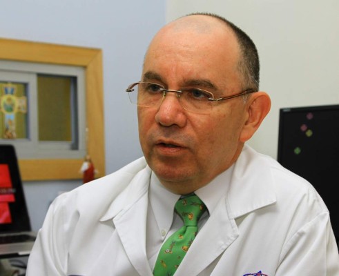 Tocarse y observarse los senos ayuda a detectar de forma temprana el cáncer