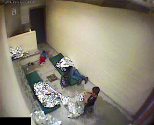 Así son las 'hieleras” en que duermen los inmigrantes detenidos