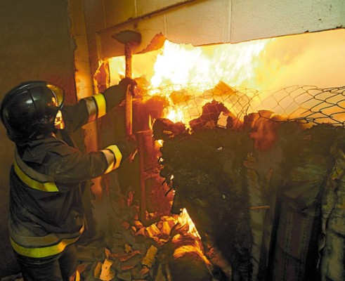 Incendio destruye fábrica de muebles en la capital
