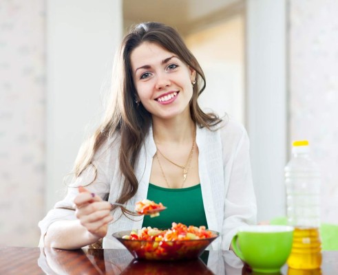 Yogur, almendras y té verde para combatir la obesidad