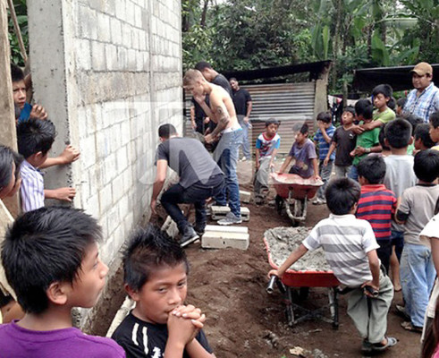 Justin Bieber regala zapatos en Guatemala