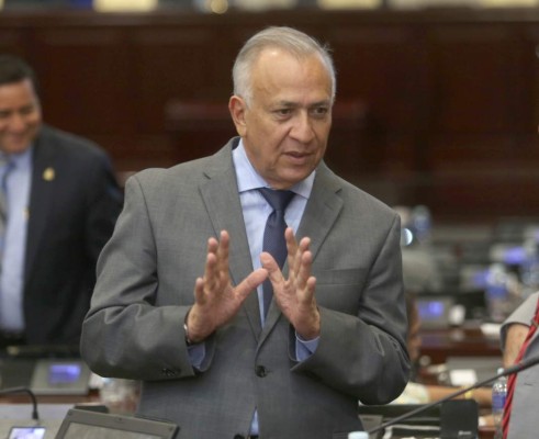 'No he señalado a una nueva Constitución”: Mauricio Oliva