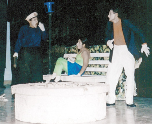 Damario Reyes, atrapado en el teatro