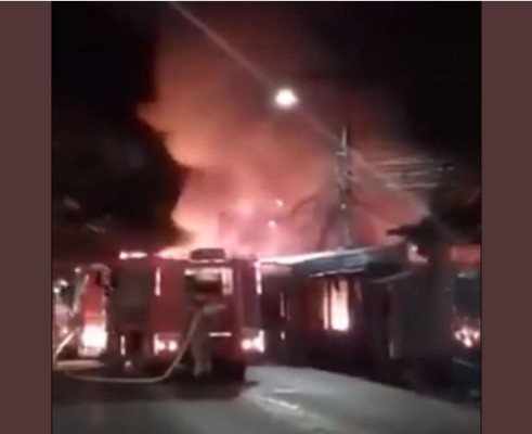 Incendio consume 24 negocios en mercado Zonal Belén
