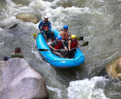 Juan Orlando Hernández recorre en rafting el río Cangrejal de La Ceiba