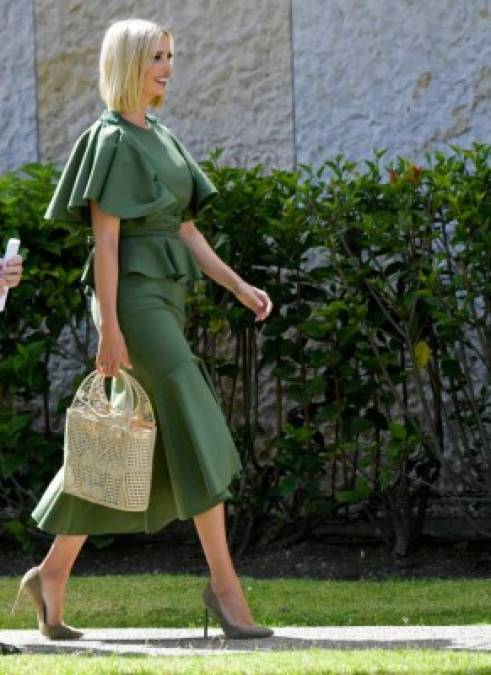 Ortiz también diseñó el vestido verde bordado, con escote redondo, mangas cortas de aleteo y silueta de sirena que lució Ivanka durante sus sesiones en Bogotá.