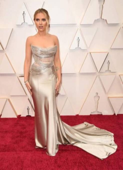 Scarlett Johansson presumió sus curvas de sirena en un Oscar de la Renta.