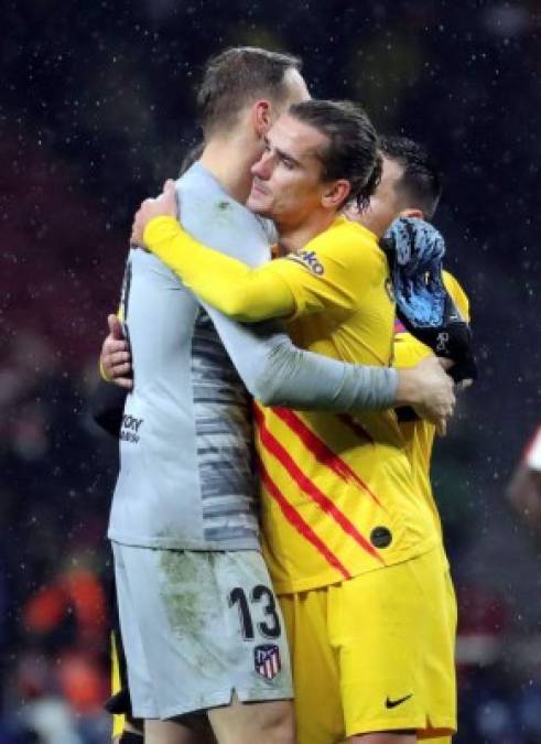 Griezmann se abraza con su excompañero Jan Oblak al final del partido.