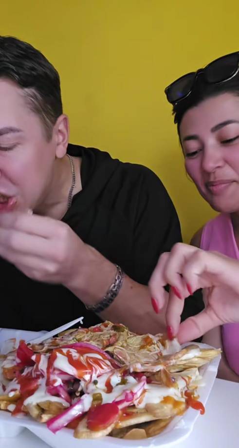 Ambos llegaron a un populoso comedor en SPS, donde compartieron un pollo con tajadas, preparado al fiel estilo de la zona norte.