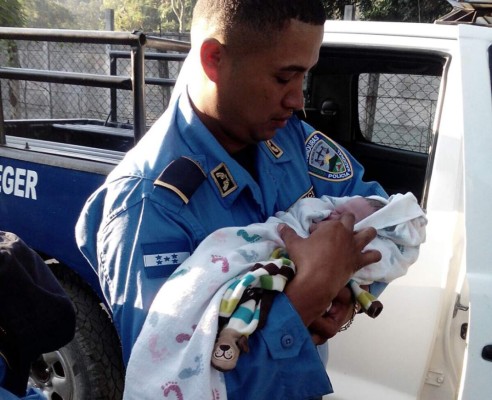 Policía rescata a recién nacido de un basurero en San Pedro Sula