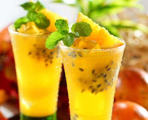 Prepare una limonada con maracuyá y albahaca