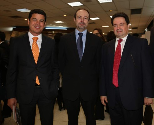 Banco Atlántida reconoce a Miguel Ángel Ruiz Matute