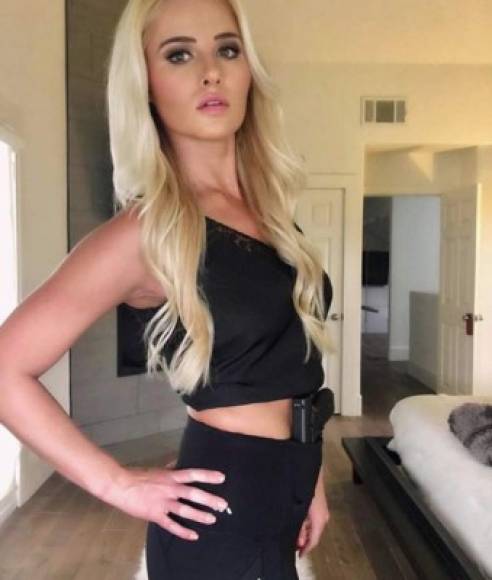 La denominada 'barbie republicana' también es una fiel defensora de las armas, en momentos en que los demócratas hacen campaña por un control más estricto de las armas, Tomi se atreve a posar con estas en su cuenta de Instagram, pese a los recientes tiroteos escolares.