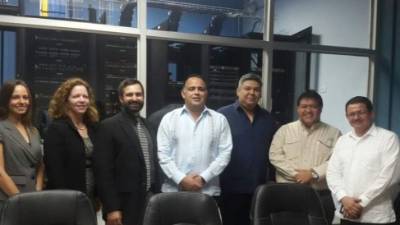 Los funcionarios del Servicio Comercial de Estados Unidos y el alcalde Armando Calidonio.