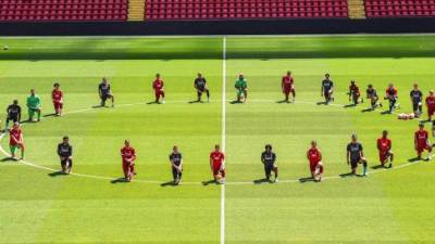 La plantilla del Liverpool se ha hecho una foto hincando la rodilla, un símbolo de la lucha contra el racismo en los Estados Unidos