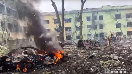 Los bombardeos rusos han destruido gran parte de Mariúpul, que permanece bloqueada evitando el escape de miles de civiles.