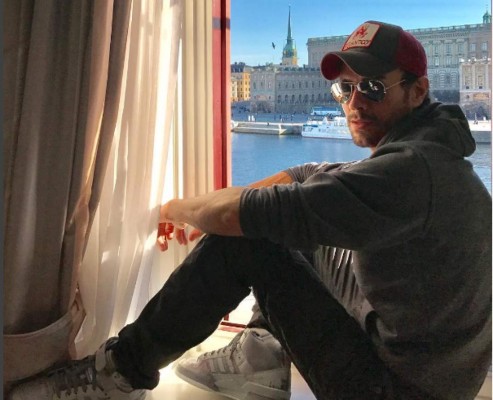 Enrique Iglesias documenta los destrozos del huracán Irma en Miami