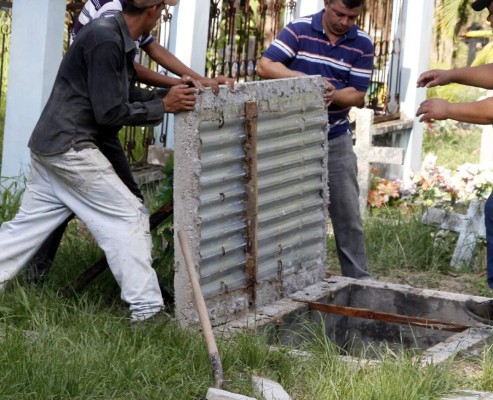 Angustia embarga a la familia de modelo desaparecida hace 21 días