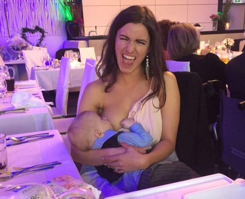 La llaman 'mala madre' por dar pecho a su bebé en una boda