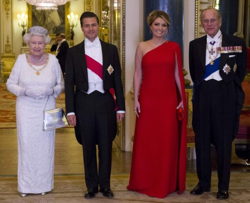 Angélica Rivera vistió de Valentino y Alexander McQueen en Buckingham  