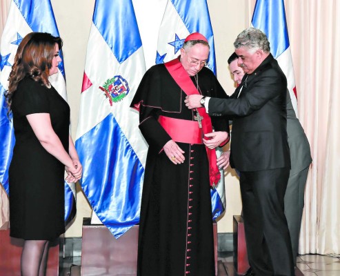 El cardenal Rodríguez recibe la Orden Heráldica99