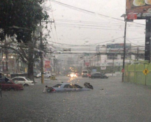 El video que captó las descargas eléctricas y granizo en Tegucigalpa