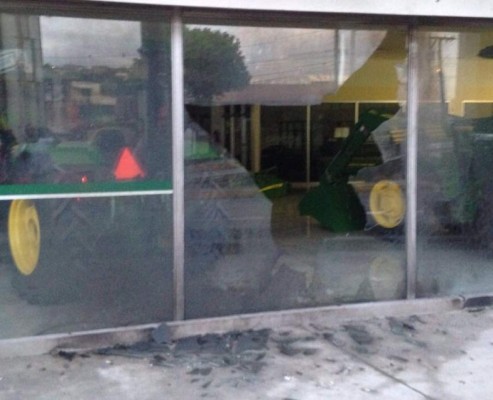 Lanzan bomba a edificio de empresa de equipo pesado