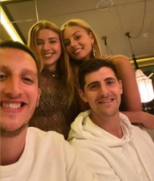 En las redes sociales se publicaron las fotos de la cena en el lujosos restaurantes como Ten con Ten o en Tatel Madrid y los rumores se empezaron a disparar.