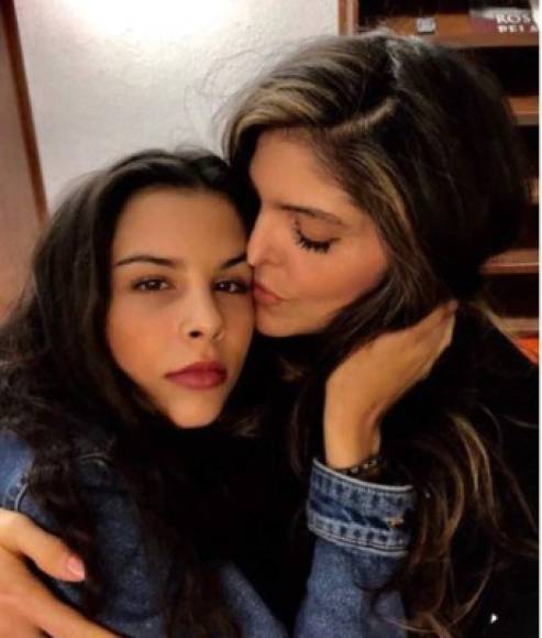 A través de su cuenta de Instagram, Ana Bárbara dedicó un mensaje a su 'hija caída del cielo', como se refiere a Paula de cariño y recordó el día en el que la llamó mamá: 'La energía arrolladora con la que, siendo prácticamente una bebé, me abrazaste y me dijiste, ¿te puedo decir mamá? Y yo respiré profundo y, todavía sin contestarte, con tu inocente mirada dijiste 'mamá'. ¿Sabes? Igual que a ti, se quedó grabado en mí, y desde ese momento fuiste un pedazo de mi alma pues desde ahí, como bien dijiste en tu mensaje, nos conectamos para toda nuestra vida y en ese tenor hoy te felicito a mi hija amada, a mi hija caída del cielo, mi bebé chiquita, como siempre te digo”.