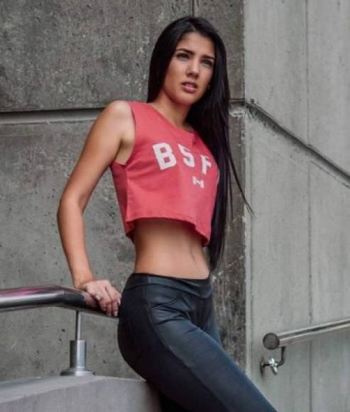 La modelo intentó obtener un cupo para participar en el Miss Venezuela pero no lo consiguió. Participó en el Miss Earth 2018, el pasado 3 de noviembre con la bandera de Perú.