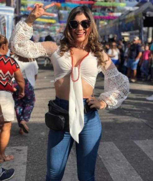 Astrid Erazo de Canal Seis, simplemente se divirtió transmitiendo el carnaval de La Ceiba.