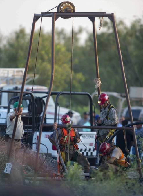 El yacimiento está ubicado a unos 1.130 km al norte de Ciudad de México, en la región carbonífera de Coahuila, principal productora de este mineral en el país. Los parientes de los trabajadores están esperanzados en que éstos se encuentren a salvo de la inundación